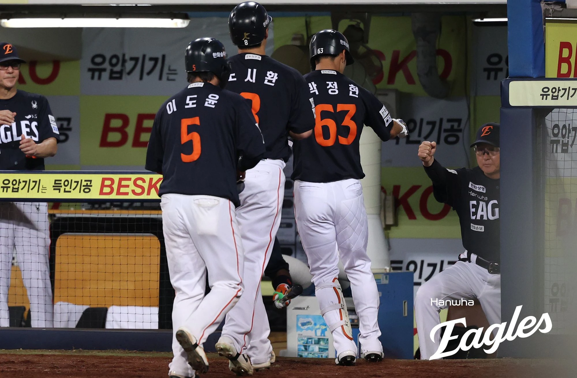 한화 이글스 박정현(오른쪽 두 번째)이 14일 대구 삼성 라이온즈파크에서 열린 2026 신한 SOL KBO리그 삼성 라이온즈와의 팀 간 11차전에서 8회초 3점 홈런을 기록했다. 사진 한화 이글스