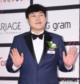 '불법도박·음주운전' 혐의 이진호, 지팡이 짚고 법원 출석…검찰, 징역 2년 구형