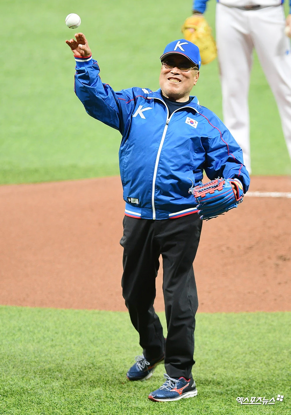 6일 오후 서울 구로구 고척스카이돔에서 열린 '2019 WBSC 프리미어12' 서울 예선라운드 호주와 대한민국의 경기, 백인천 전 감독이 시구에 임하고 있다. 엑스포츠뉴스 DB