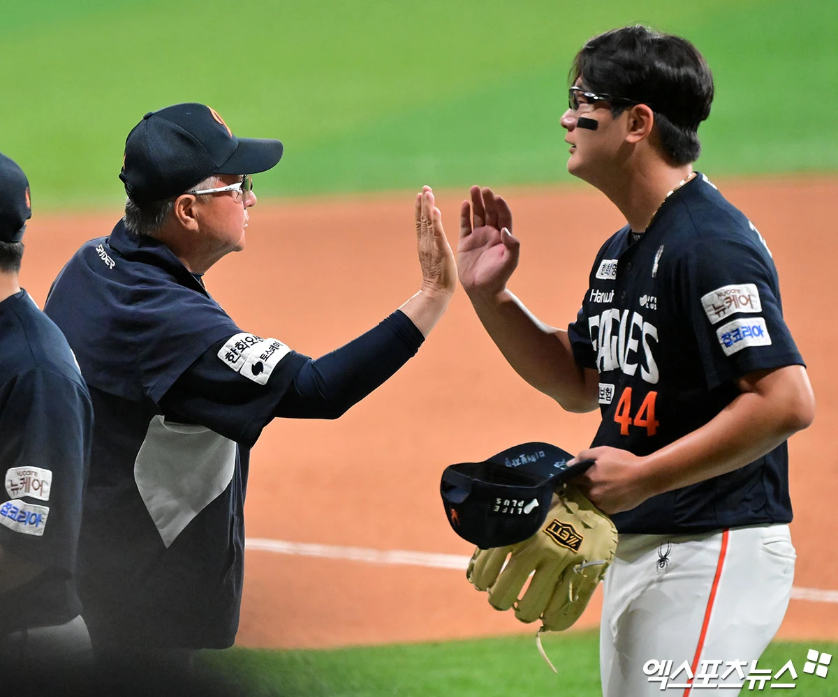한화 이글스 투수 김서현(오른쪽)이 지난 15일 울산 웨일즈와의 2군 경기에서 1이닝 1실점(비자책)을 기록했다. 오는 18일 1군 콜업이 유력하다. 사진 엑스포츠뉴스 DB