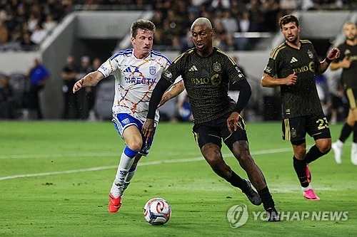 최근 4경기에서 연달아 득점을 터트렸던 손흥민이 침묵한 가운데 손흥민의 소속팀 로스앤젤레스FC(LAFC)가 샌디에이고FC와의 2026시즌 미국 메이저리그사커(MLS) 서부 콘퍼런스 정규리그 20라운드 패배로 무패행진을 마감했다. 손흥민의 연속 득점 기록은 4경기에서, LAFC의 무패는 8경기에서 멈췄다. 리그만 기준으로 잡으면 4경기다. 사진 연합뉴스