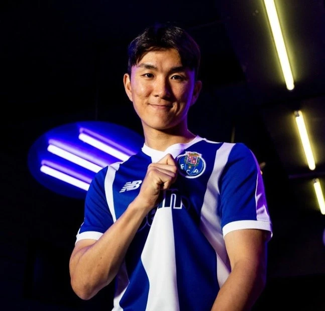 올여름 포르투갈의 명문 FC포르투에 입단한 한국 국가대표 미드필더 황인범이 자신의 리그 데뷔전에서 감각적인 패스로 동료의 쐐기골을 도우면서 자신의 포르투 소속 첫 어시스트를 올렸다. 황인범은 16일(한국시간) 포르투갈 빌라 두 콘드의 이스타디우 두 히우 아브에서 열린 히우 아브와의 2026-2027시즌 포르투갈 프리메이라리가 2라운드 원정 경기에 교체 출전해 후반 39분 경기에 쐐기를 박는 도움을 기록했다. 사진 FC포르투