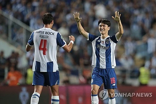 올여름 포르투갈의 명문 FC포르투에 입단한 한국 국가대표 미드필더 황인범이 자신의 리그 데뷔전에서 감각적인 패스로 동료의 쐐기골을 도우면서 자신의 포르투 소속 첫 어시스트를 올렸다. 황인범은 16일(한국시간) 포르투갈 빌라 두 콘드의 이스타디우 두 히우 아브에서 열린 히우 아브와의 2026-2027시즌 포르투갈 프리메이라리가 2라운드 원정 경기에 교체 출전해 후반 39분 경기에 쐐기를 박는 도움을 기록했다. 사진 연합뉴스