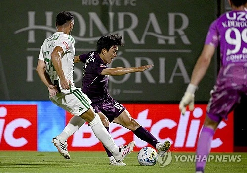 올여름 포르투갈의 명문 FC포르투에 입단한 한국 국가대표 미드필더 황인범이 자신의 리그 데뷔전에서 감각적인 패스로 동료의 쐐기골을 도우면서 자신의 포르투 소속 첫 어시스트를 올렸다. 황인범은 16일(한국시간) 포르투갈 빌라 두 콘드의 이스타디우 두 히우 아브에서 열린 히우 아브와의 2026-2027시즌 포르투갈 프리메이라리가 2라운드 원정 경기에 교체 출전해 후반 39분 경기에 쐐기를 박는 도움을 기록했다. 사진 연합뉴스
