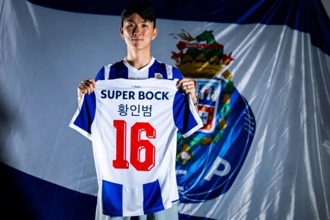 올여름 포르투갈의 명문 FC포르투에 입단한 한국 국가대표 미드필더 황인범이 자신의 리그 데뷔전에서 감각적인 패스로 동료의 쐐기골을 도우면서 자신의 포르투 소속 첫 어시스트를 올렸다. 황인범은 16일(한국시간) 포르투갈 빌라 두 콘드의 이스타디우 두 히우 아브에서 열린 히우 아브와의 2026-2027시즌 포르투갈 프리메이라리가 2라운드 원정 경기에 교체 출전해 후반 39분 경기에 쐐기를 박는 도움을 기록했다. 사진 FC포르투