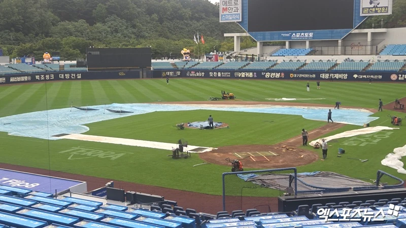 16일 대구 삼성 라이온즈파크에서 열릴 예정이었던 2026 신한 SOL KBO리그 삼성 라이온즈와 한화 이글스의 팀 간 13차전이 그라운드 사정으로 취소됐다. 지난 15일 저녁부터 밤새 비가 쏟아진 데다 이날 저녁에도 기상청 예보상 시간당 5mm 이상의 장대비가 쏟아질 것으로 전망돼 오후 5시 전 빠르게 취소 결정이 내려졌다. 사진 엑스포츠뉴스