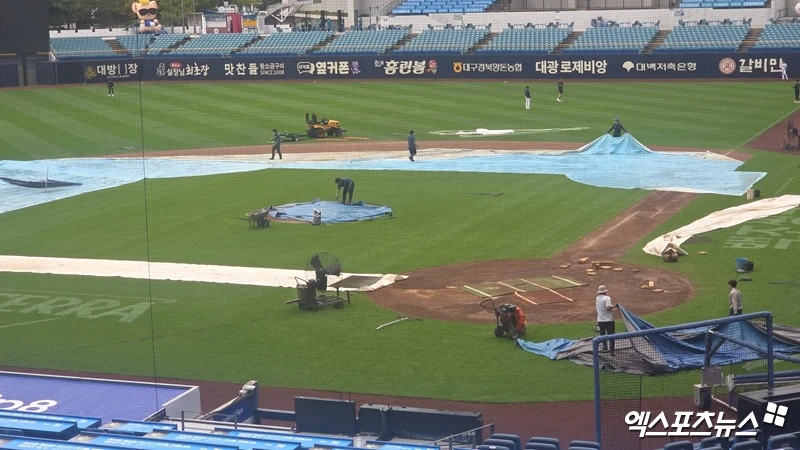 16일 대구 삼성 라이온즈파크에서 열릴 예정이었던 2026 신한 SOL KBO리그 삼성 라이온즈와 한화 이글스의 팀 간 13차전이 그라운드 사정으로 취소됐다. 지난 15일 저녁부터 밤새 비가 쏟아진 데다 이날 저녁에도 기상청 예보상 시간당 5mm 이상의 장대비가 쏟아질 것으로 전망돼 오후 5시 전 빠르게 취소 결정이 내려졌다. 사진 엑스포츠뉴스