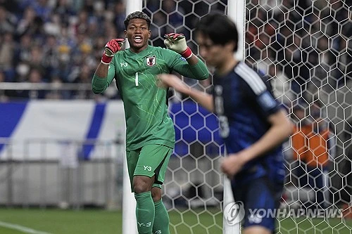 일본 국가대표 수문장 스즈키 자이온이 애스턴 빌라 이적을 앞두고 있다. 스즈키가 빌라에 합류한다면 세계 최고의 프로축구 리그인 잉글리시 프리미어리그(EPL)에서 뛰는 일본 국적의 선수는 무려 10명이 된다. 높은 공신력을 자랑하는 글로벌 스포츠 매체 '디 애슬레틱'은 16일(한국시간) 빌라가 스즈키 영입에 근접했다고 보도했다. 사진 연합뉴스