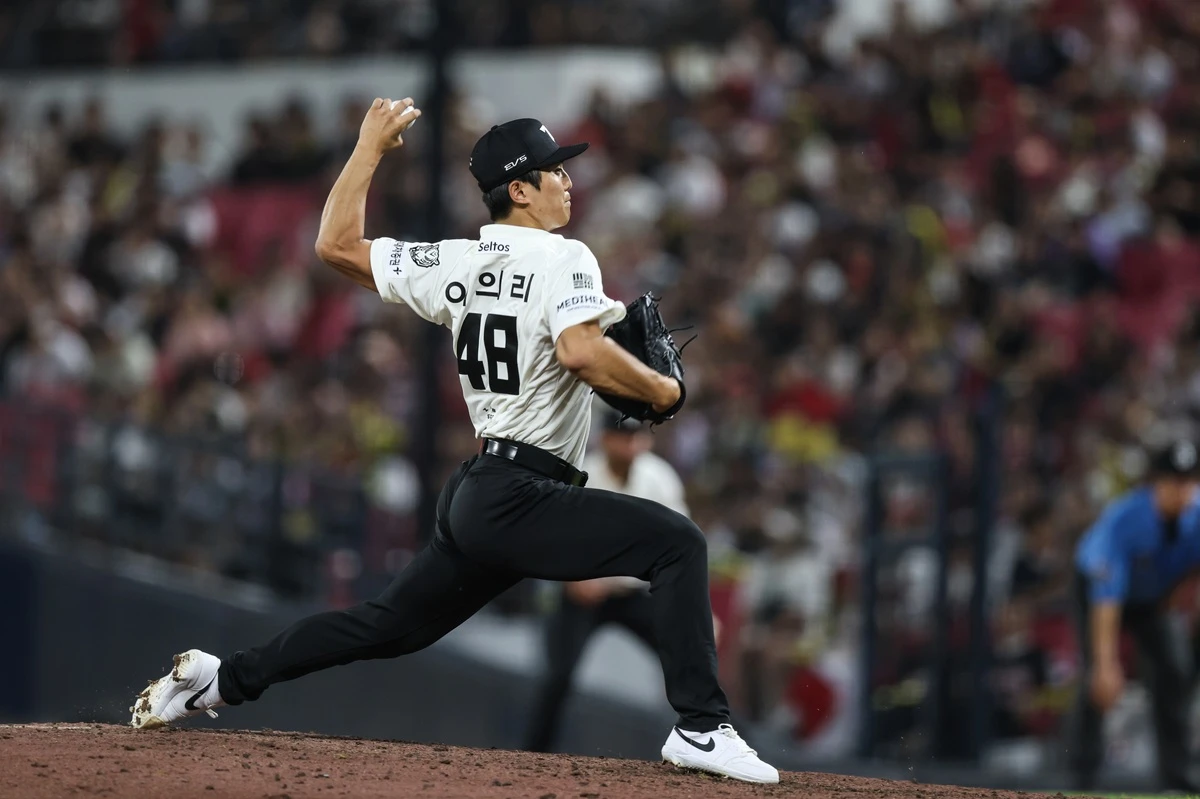 KIA 타이거즈 이범호 감독이 이의리를 시즌 끝까지 마무리로 유지하겠다는 뜻을 분명히 했다. 곽도규가 복귀하더라도 이의리의 마무리 보직은 흔들리지 않을 전망이다. 이의리는 일본 단기 유학 뒤 9경기 등판 1승 2세이브 1홀드 평균자책 1.64, 10탈삼진의 압도적인 반전을 이어가고 있다. 이 감독은 '이의리를 선발로 다시 보내려면 투구수를 100구까지 올리기까지 2~3번은 던져야 하는데 경기가 얼마 안 남았다. 불펜에 남기는 게 확률적으로 더 좋지 않겠냐'고 설명했다. KIA 타이거즈