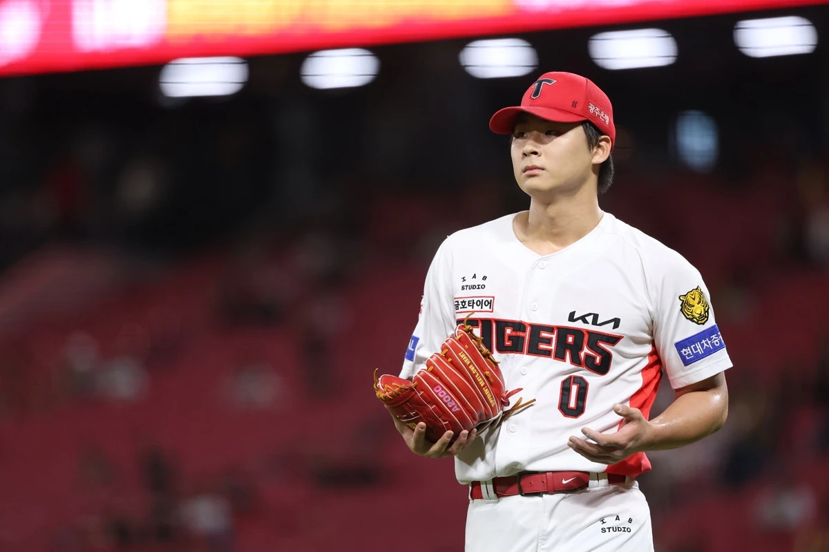 KIA 타이거즈 이범호 감독이 이의리를 시즌 끝까지 마무리로 유지하겠다는 뜻을 분명히 했다. 곽도규가 복귀하더라도 이의리의 마무리 보직은 흔들리지 않을 전망이다. 이의리는 일본 단기 유학 뒤 9경기 등판 1승 2세이브 1홀드 평균자책 1.64, 10탈삼진의 압도적인 반전을 이어가고 있다. 이 감독은 '이의리를 선발로 다시 보내려면 투구수를 100구까지 올리기까지 2~3번은 던져야 하는데 경기가 얼마 안 남았다. 불펜에 남기는 게 확률적으로 더 좋지 않겠냐'고 설명했다. KIA 타이거즈