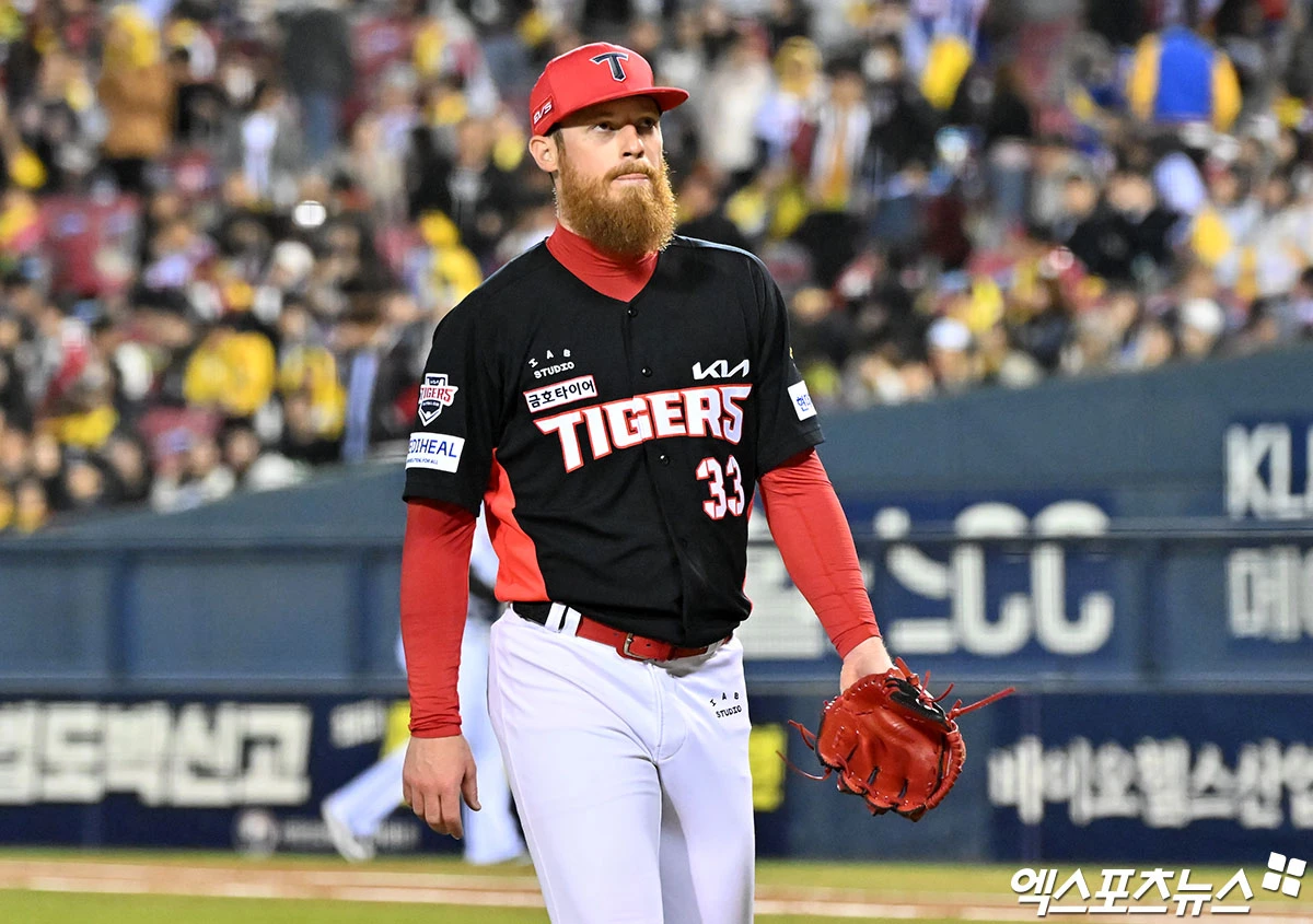 31일 오후 서울 송파구 잠실야구장에서 열린 '2026 신한 SOL Bank KBO리그' KIA 타이거즈와 LG 트윈스의 경기, 5회말 수비를 마친 KIA 올러가 더그아웃으로 향하고 있다. 엑스포츠뉴스 DB