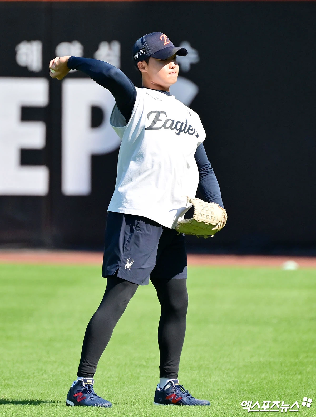 18일 오후 대전 한화생명 볼파크에서 열리는 '2026 신한 SOL Bank KBO리그' KIA 타이거즈와 한화 이글스의 경기, 한화 정우주가 캐치볼을 하고 있다. 대전, 김한준 기자