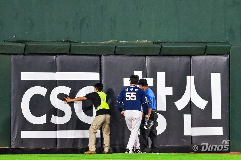 NC 다이노스는 18일 '임지민 선수가 오전 부산 동아대학교 병원에서 안면부 아래턱뼈 분쇄골절 등에 대한 수술을 받았다'고 밝혔다. 수술을 마친 임지민은 현재 병원에서 회복 중이며, 21일 퇴원할 예정이다. NC 구단은 '임지민 선수의 회복과 치료를 최우선으로 지원할 예정이다'고 했다. 임지민은 지난 14일 부산 롯데전에서 9회말 2사 2루에서 임지민은 빅터 레이예스를 상대로 6구째 152km/h 직구를 던졌는데, 레이예스가 친 타구가 그만 임지민의 얼굴을 강타하고 말았다. 임지민은 그대로 쓰러져 병원으로 옮겨졌다. NC 다이노스