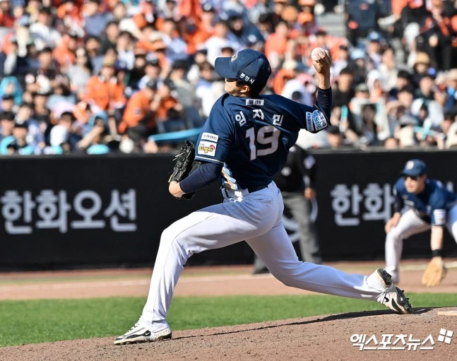NC 다이노스는 18일 '임지민 선수가 오전 부산 동아대학교 병원에서 안면부 아래턱뼈 분쇄골절 등에 대한 수술을 받았다'고 밝혔다. 수술을 마친 임지민은 현재 병원에서 회복 중이며, 21일 퇴원할 예정이다. NC 구단은 '임지민 선수의 회복과 치료를 최우선으로 지원할 예정이다'고 했다. 임지민은 지난 14일 부산 롯데전에서 9회말 2사 2루에서 임지민은 빅터 레이예스를 상대로 6구째 152km/h 직구를 던졌는데, 레이예스가 친 타구가 그만 임지민의 얼굴을 강타하고 말았다. 임지민은 그대로 쓰러져 병원으로 옮겨졌다. 엑스포츠뉴스DB