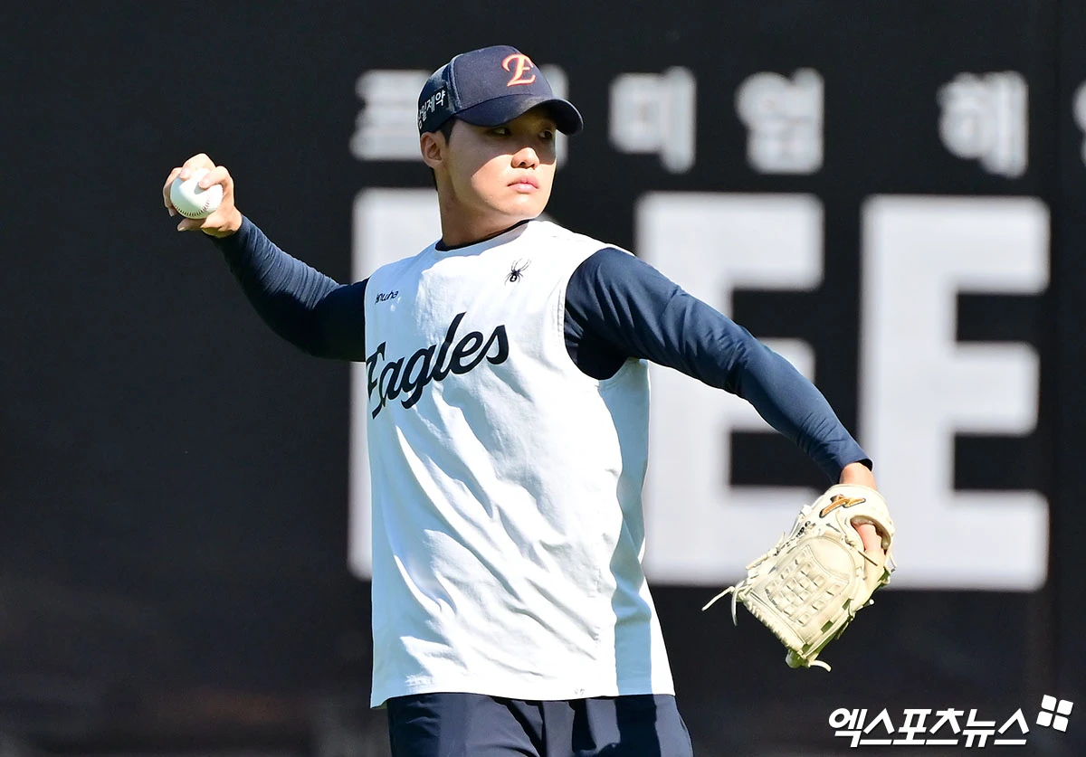 18일 오후 대전 한화생명 볼파크에서 열리는 '2026 신한 SOL Bank KBO리그' KIA 타이거즈와 한화 이글스의 경기, 한화 정우주가 캐치볼을 하고 있다. 대전, 김한준 기자