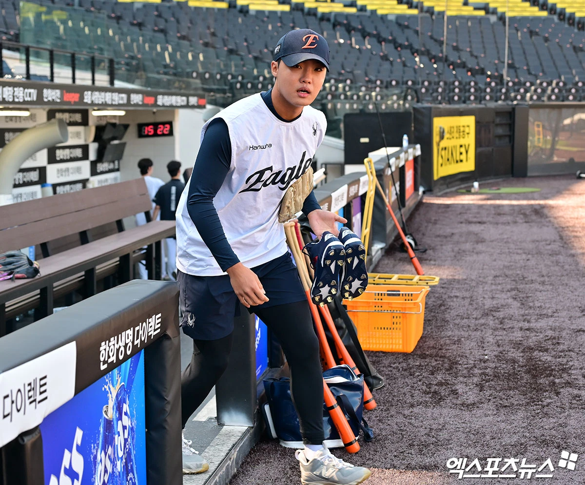 18일 오후 대전 한화생명 볼파크에서 열리는 '2026 신한 SOL Bank KBO리그' KIA 타이거즈와 한화 이글스의 경기, 한화 정우주가 훈련을 위해 그라운드로 나오고 있다. 대전, 김한준 기자