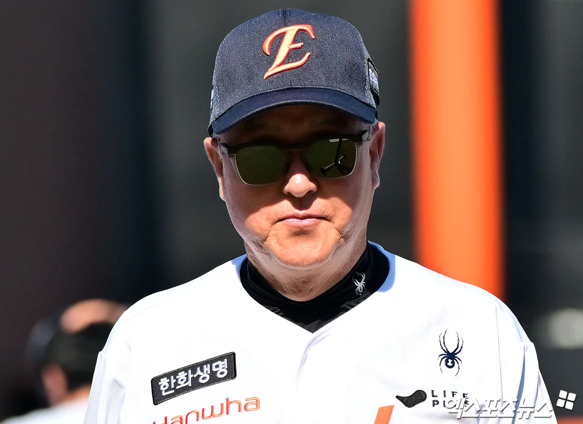 18일 오후 대전 한화생명 볼파크에서 열리는 '2026 신한 SOL Bank KBO리그' KIA 타이거즈와 한화 이글스의 경기, 한화 김경문 감독이 선수들의 훈련을 지켜보고 있다. 대전, 김한준 기자