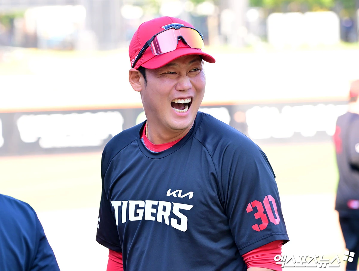 18일 오후 대전 한화생명 볼파크에서 열리는 '2026 신한 SOL Bank KBO리그' KIA 타이거즈와 한화 이글스의 경기, KIA 하주석이 미소를 보이고 있다. 대전, 김한준 기자