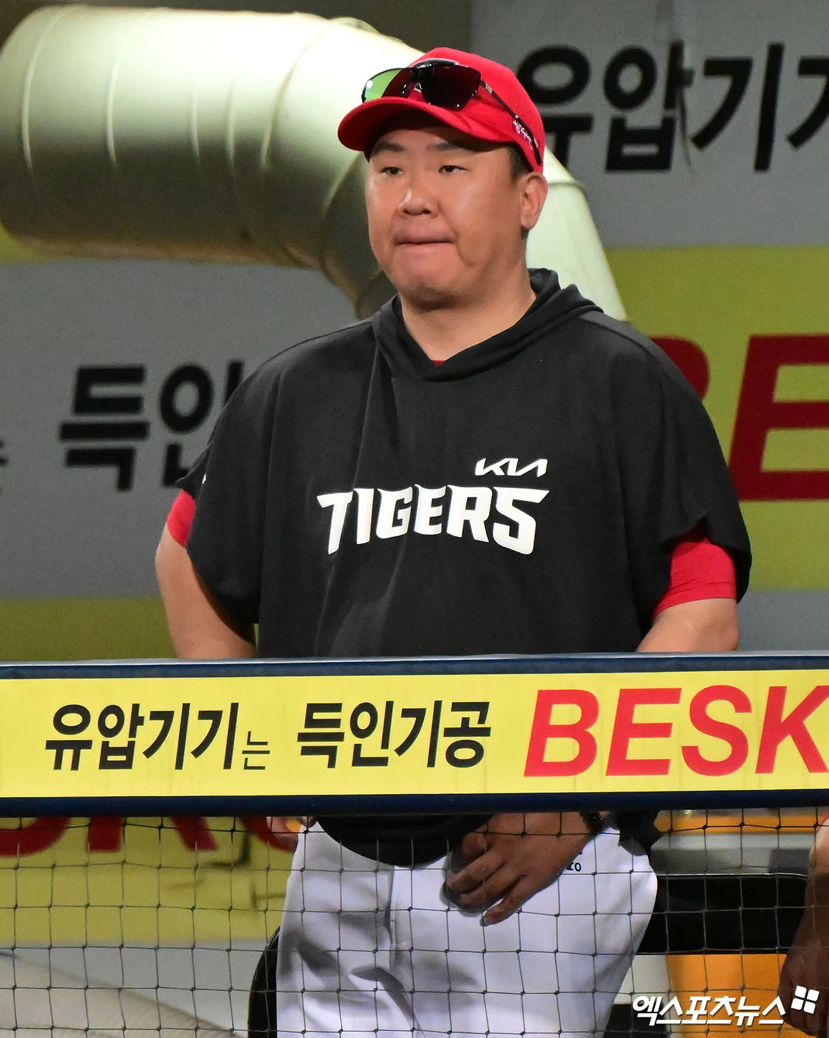 30일 오후 대구삼성라이온즈파크에서 열린 '2026 신한 SOL Bank KBO리그' KIA 타이거즈와 삼성 라이온즈의 경기, KIA가 김태군과 김도영, 카스트로의 홈런에 힘입어 삼성에 12:3으로 승리했다. KIA 이범호 감독이 경기를 지켜보고 있다. 엑스포츠뉴스 DB