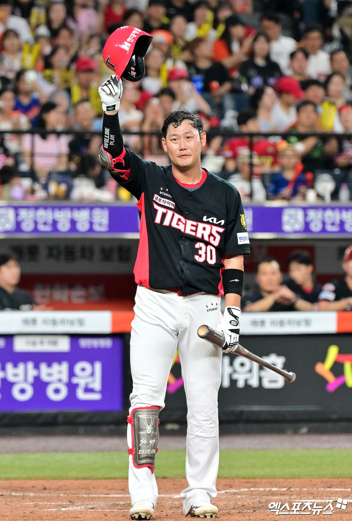 18일 오후 대전 한화생명 볼파크에서 열린 '2026 신한 SOL Bank KBO리그' KIA 타이거즈와 한화 이글스의 경기, 2회초 1사 KIA 하주석이 타석에 들어서기 전 인사를 하고 있다. 대전, 김한준 기자