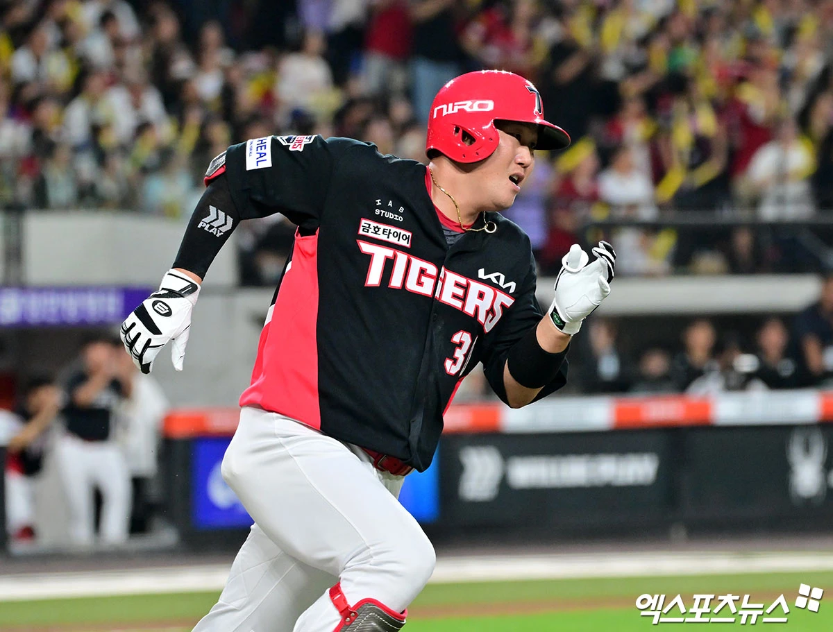 18일 오후 대전 한화생명 볼파크에서 열린 '2026 신한 SOL Bank KBO리그' KIA 타이거즈와 한화 이글스의 경기, 2회초 1사 KIA 하주석이 2루타를 날리고 있다. 대전, 김한준 기자