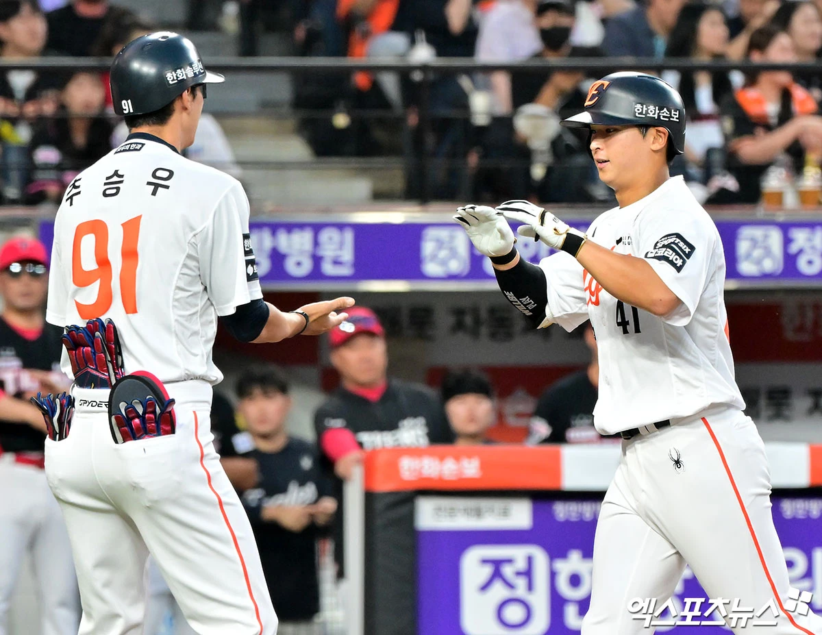 18일 오후 대전 한화생명 볼파크에서 열린 '2026 신한 SOL Bank KBO리그' KIA 타이거즈와 한화 이글스의 경기, 1회말 한화 최인호가 솔로 홈런을 날린 후 그라운드를 돌고 있다. 대전, 김한준 기자
