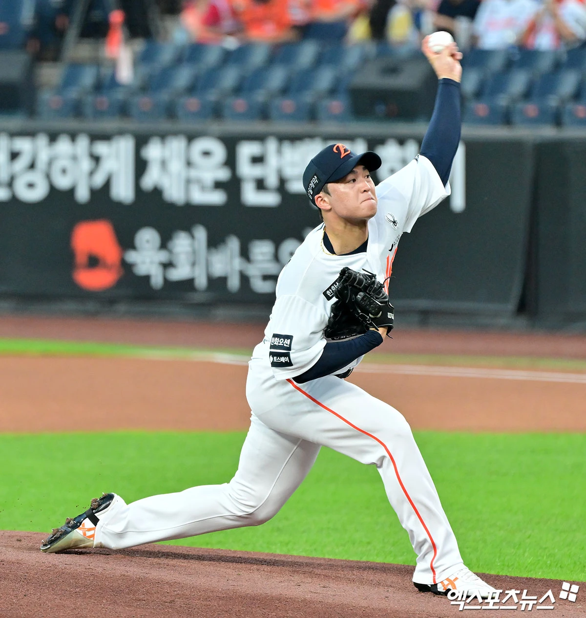 18일 오후 대전 한화생명 볼파크에서 열린 '2026 신한 SOL Bank KBO리그' KIA 타이거즈와 한화 이글스의 경기, 1회초 한화 선발투수 왕옌청이 공을 힘차게 던지고 있다. 대전, 김한준 기자