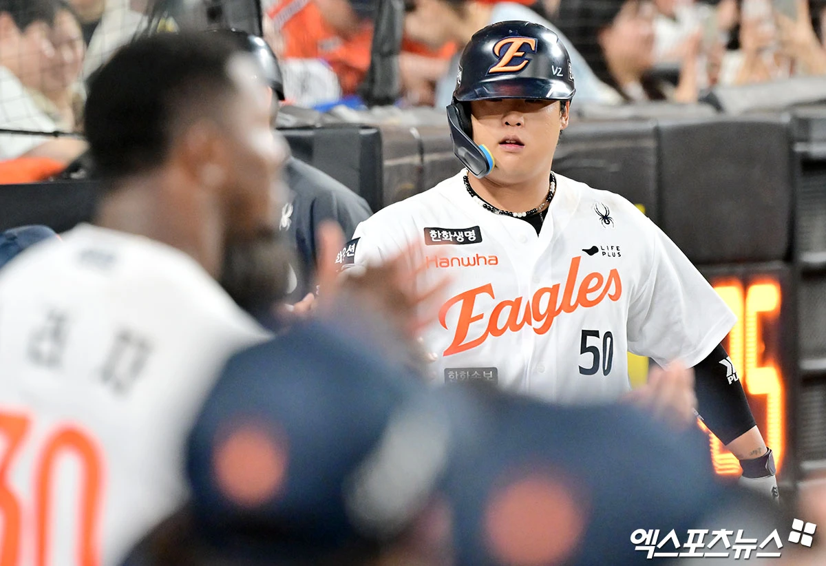 18일 오후 대전 한화생명 볼파크에서 열린 '2026 신한 SOL Bank KBO리그' KIA 타이거즈와 한화 이글스의 경기, 6회말 한화 강백호가 솔로 홈런을 날린 후 하이파이브를 하고 있다. 대전, 김한준 기자