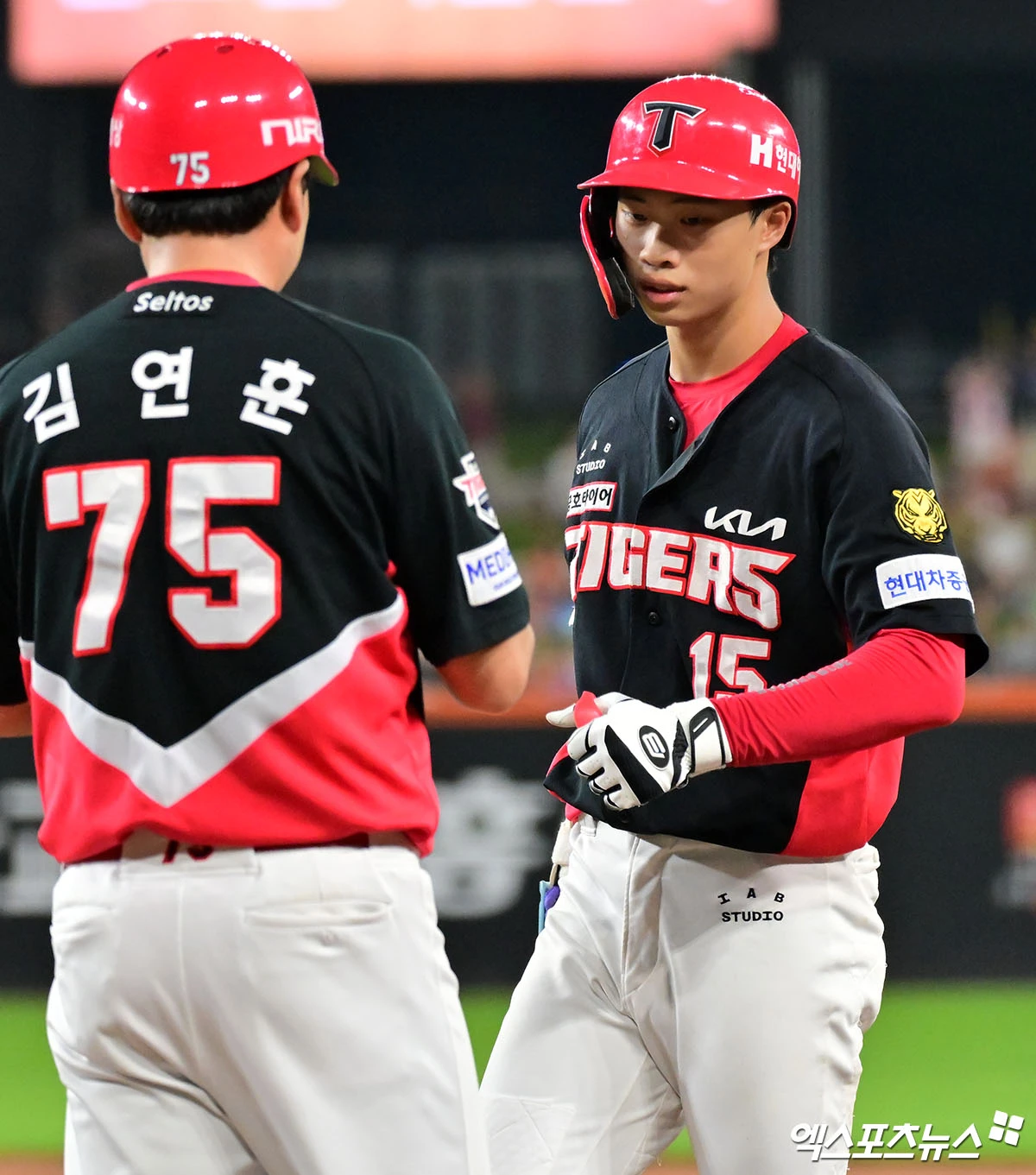 KIA 타이거즈가 한화 이글스를 적지에서 따돌리고 3연승을 질주했다. 이범호 감독이 이끄는 KIA는 18일 대전 한화생명볼파크에서 열린 한화와 원정 경기에서 4-3으로 이겼다. KIA는 57승2무48패로 4위 자리를 지켰다. 반면 4연패에 빠진 6위 한화는 48승3무54패가 되며 5위권과 격차를 좁히는 데 실패했다. KIA 선발 투수 제임스 네일은 6이닝 2실점 호투로 시즌 9승(5패)째를 챙겼다. 타선에서는 홈런 1위 김도영이 시즌 36호 홈런을 터뜨렸다. 이의리는 4타자를 솎아내며 세이브를 챙겼다. 대전, 김한준 기자
