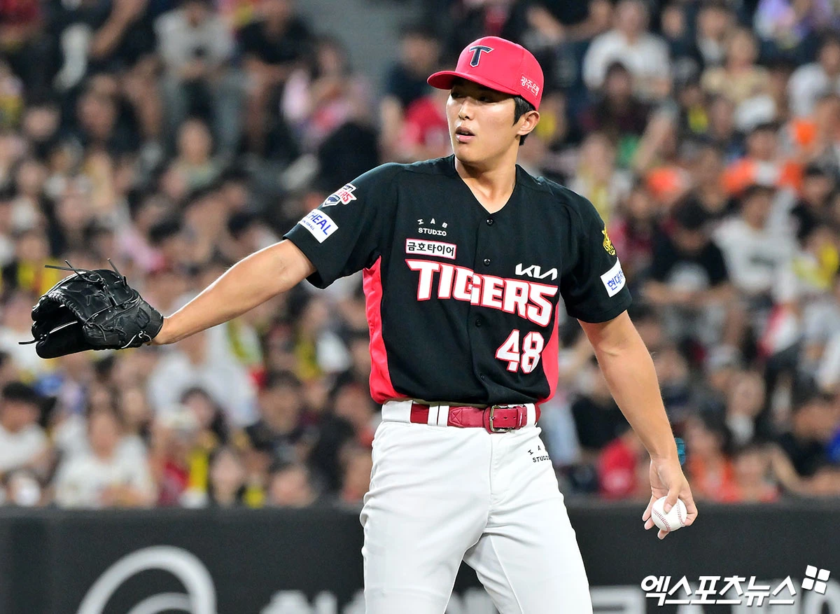 18일 오후 대전 한화생명 볼파크에서 열린 '2026 신한 SOL Bank KBO리그' KIA 타이거즈와 한화 이글스의 경기, 8회말 2사 1,2루 KIA 이의리가 연습 투구를 하고 있다. 대전, 김한준 기자