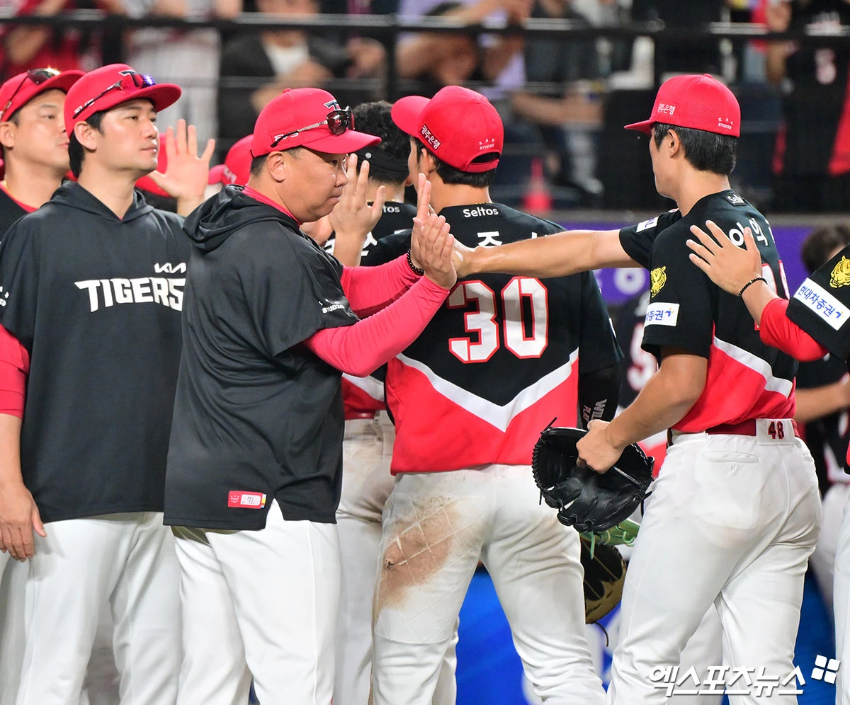18일 오후 대전 한화생명 볼파크에서 열린 '2026 신한 SOL Bank KBO리그' KIA 타이거즈와 한화 이글스의 경기, KIA가 김도영의 솔로포에 힘입어 한화에 4:3 승리를 거뒀다. 이날 경기에서 승리한 KIA 이범호 감독이 선수들과 하이파이브를 하고 있다. 대전, 김한준 기자
