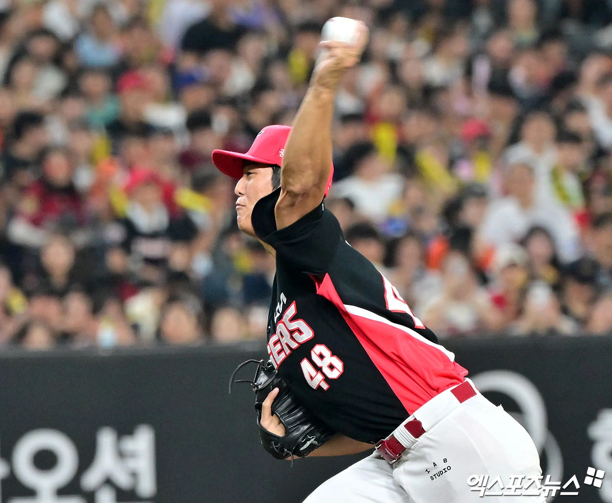 18일 오후 대전 한화생명 볼파크에서 열린 '2026 신한 SOL Bank KBO리그' KIA 타이거즈와 한화 이글스의 경기, 8회말 2사 1,2루 KIA 이의리가 연습 투구를 하고 있다. 대전, 김한준 기자
