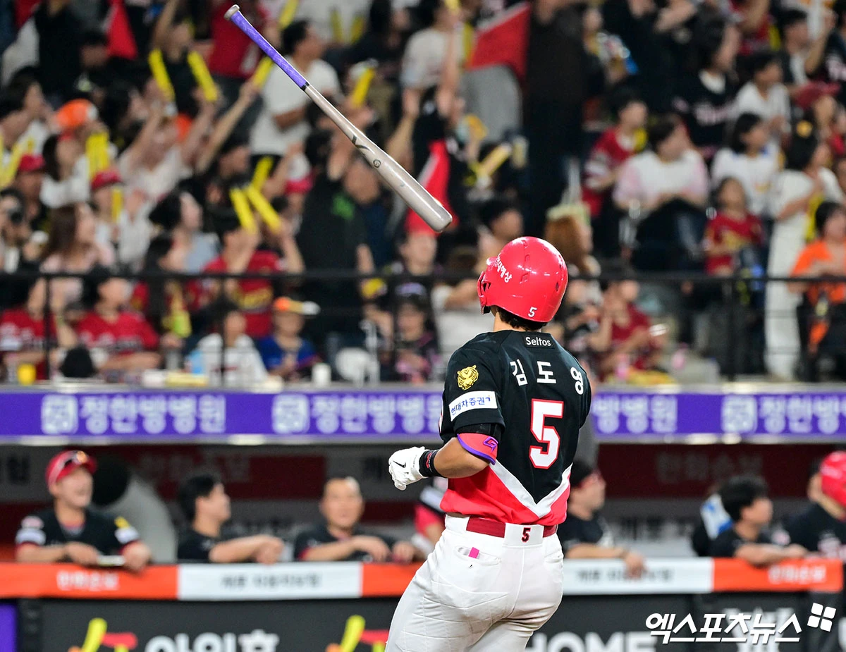 18일 오후 대전 한화생명 볼파크에서 열린 '2026 신한 SOL Bank KBO리그' KIA 타이거즈와 한화 이글스의 경기, 7회초 2사 KIA 김도영이 솔로 홈런을 날리고 있다. 대전, 김한준 기자