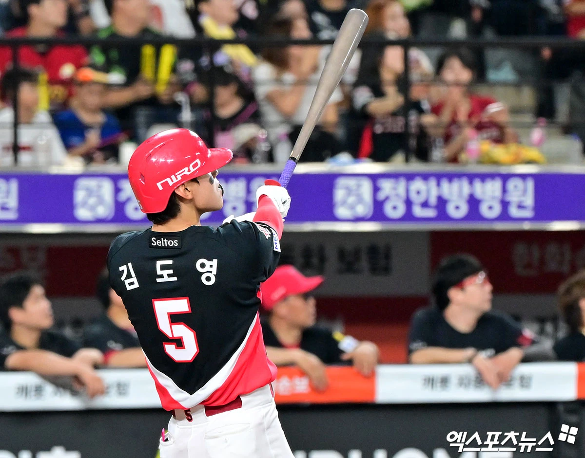 18일 오후 대전 한화생명 볼파크에서 열린 '2026 신한 SOL Bank KBO리그' KIA 타이거즈와 한화 이글스의 경기, 7회초 2사 KIA 김도영이 솔로 홈런을 날리고 있다. 대전, 김한준 기자
