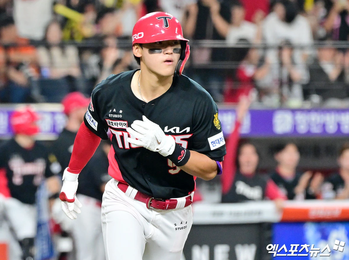 18일 오후 대전 한화생명 볼파크에서 열린 '2026 신한 SOL Bank KBO리그' KIA 타이거즈와 한화 이글스의 경기, 7회초 2사 KIA 김도영이 솔로 홈런을 날리고 있다. 대전, 김한준 기자