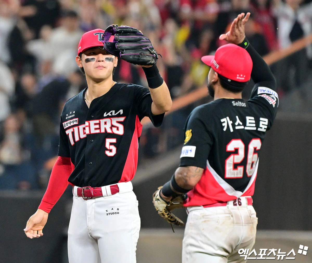 18일 오후 대전 한화생명 볼파크에서 열린 '2026 신한 SOL Bank KBO리그' KIA 타이거즈와 한화 이글스의 경기, KIA가 김도영의 솔로포에 힘입어 한화에 4:3 승리를 거뒀다. 이날 경기에서 승리한 KIA 선수들이 기뻐하고 있다. 대전, 김한준 기자