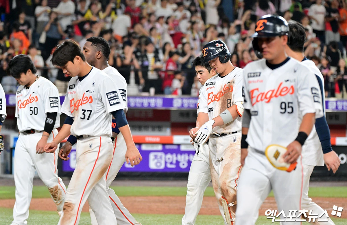 18일 오후 대전 한화생명 볼파크에서 열린 '2026 신한 SOL Bank KBO리그' KIA 타이거즈와 한화 이글스의 경기, KIA가 김도영의 솔로포에 힘입어 한화에 4:3 승리를 거뒀다. 경기종료 후 한화 선수들이 그라운드를 빠져나가고 있다. 대전, 김한준 기자