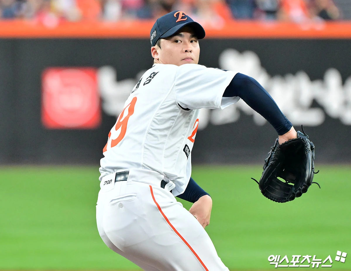 18일 오후 대전 한화생명 볼파크에서 열린 '2026 신한 SOL Bank KBO리그' KIA 타이거즈와 한화 이글스의 경기, 1회초 한화 선발투수 왕옌청이 공을 힘차게 던지고 있다. 대전, 김한준 기자