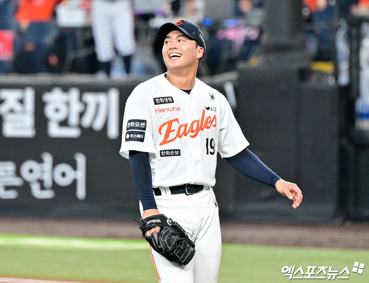 18일 오후 대전 한화생명 볼파크에서 열린 '2026 신한 SOL Bank KBO리그' KIA 타이거즈와 한화 이글스의 경기, 1회초 수비를 마친 한화 왕옌청이 미소를 보이고 있다. 대전, 김한준 기자