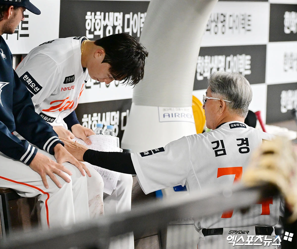 18일 오후 대전 한화생명 볼파크에서 열린 '2026 신한 SOL Bank KBO리그' KIA 타이거즈와 한화 이글스의 경기, 한화 김경문 감독이 왕옌청을 격려하고 있다. 대전, 김한준 기자