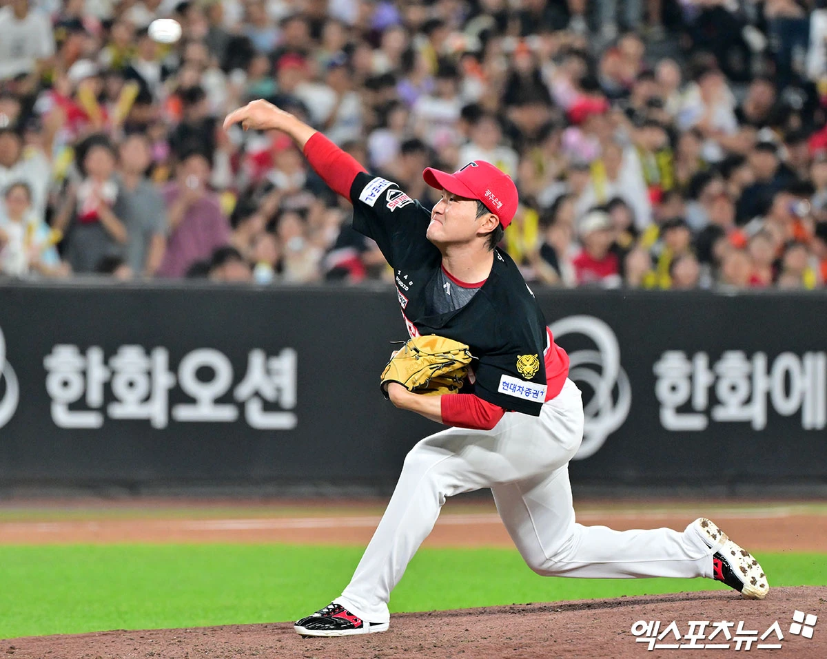 18일 오후 대전 한화생명 볼파크에서 열린 '2026 신한 SOL Bank KBO리그' KIA 타이거즈와 한화 이글스의 경기, 7회말 KIA 전상현이 공을 힘차게 던지고 있다. 대전, 김한준 기자