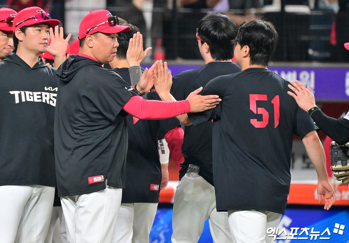 18일 오후 대전 한화생명 볼파크에서 열린 '2026 신한 SOL Bank KBO리그' KIA 타이거즈와 한화 이글스의 경기, KIA가 김도영의 솔로포에 힘입어 한화에 4:3 승리를 거뒀다.  이날 경기에서 승리한 KIA 이범호 감독이 선수들과 하이파이브를 하고 있다. 대전, 김한준 기자
