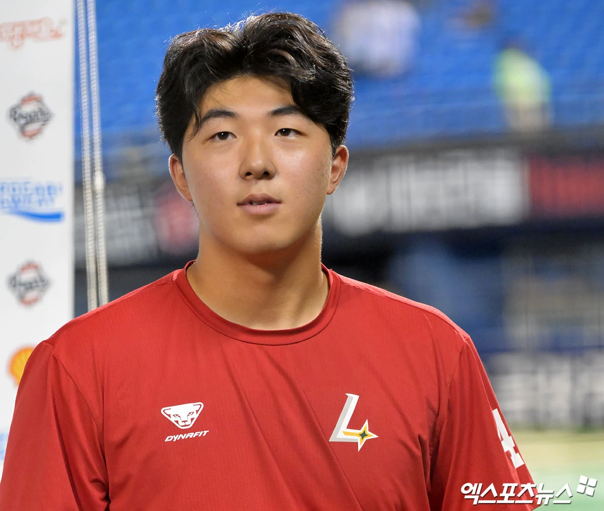 7일 오후 서울 송파구 잠실야구장에서 열린 '2026 신한 SOL Bank KBO리그' SSG 랜더스와 두산 베어스의 경기, SSG가 두산에 4:2로 승리하며 9연패에서 탈출했다. 이날 경기에서 승리한 SSG 김민준이 팬들에게 인사를 하고 있다. 엑스포츠뉴스 DB