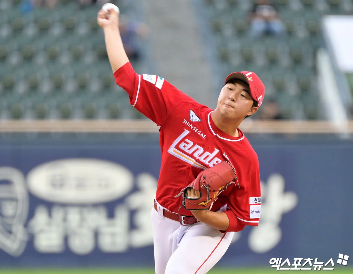 7일 오후 서울 송파구 잠실야구장에서 열린 '2026 신한 SOL Bank KBO리그' SSG 랜더스와 두산 베어스의 경기, 1회말 SSG 선발투수 김민준이 공을 힘차게 던지고 있다. 엑스포츠뉴스 DB