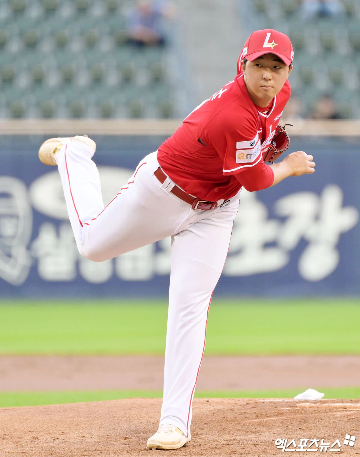 7일 오후 서울 송파구 잠실야구장에서 열린 '2026 신한 SOL Bank KBO리그' SSG 랜더스와 두산 베어스의 경기, 1회말 SSG 선발투수 김민준이 공을 힘차게 던지고 있다. 엑스포츠뉴스 DB