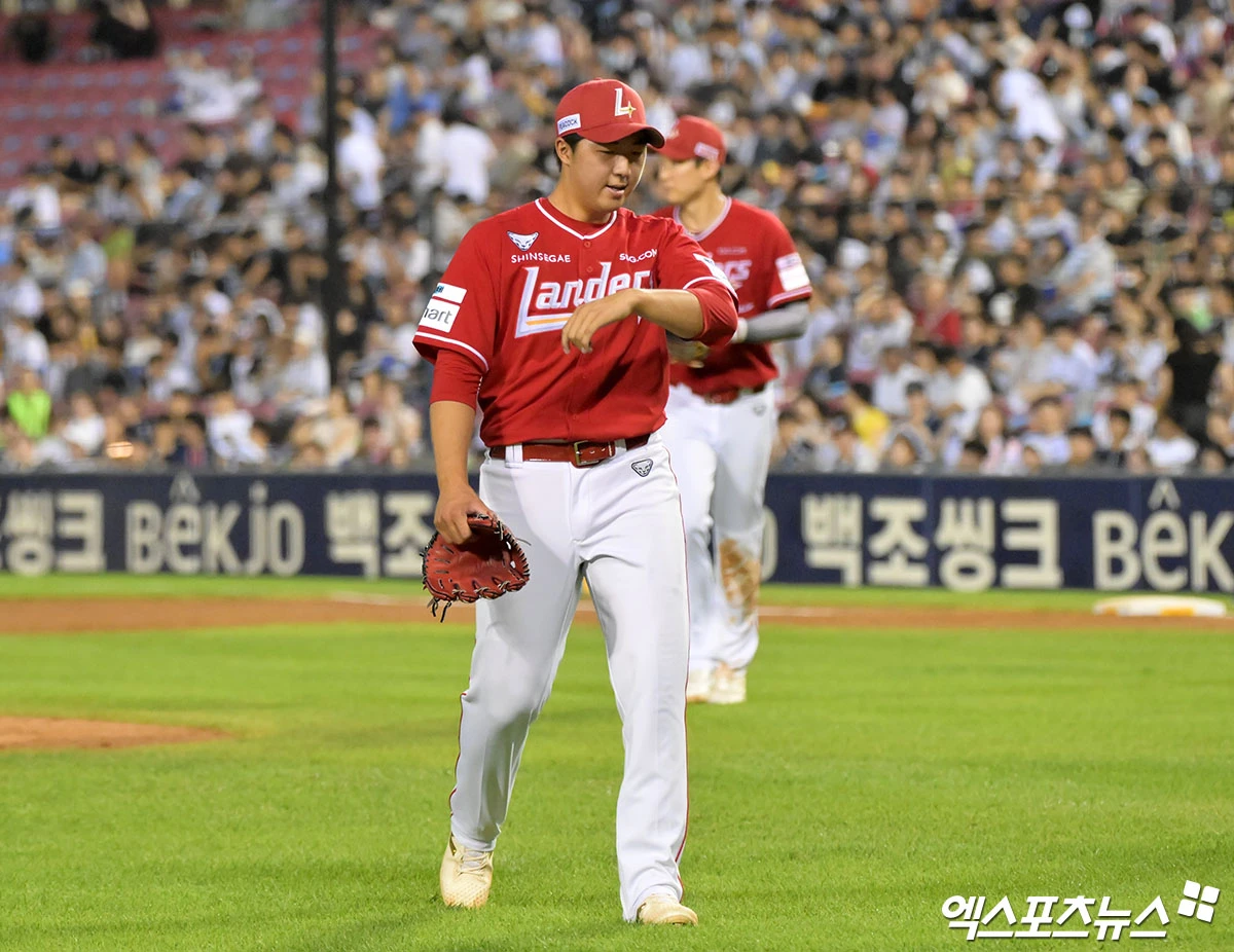 7일 오후 서울 송파구 잠실야구장에서 열린 '2026 신한 SOL Bank KBO리그' SSG 랜더스와 두산 베어스의 경기, 6회말 수비를 마친 SSG 김민준이 박수를 치고 있다. 엑스포츠뉴스 DB