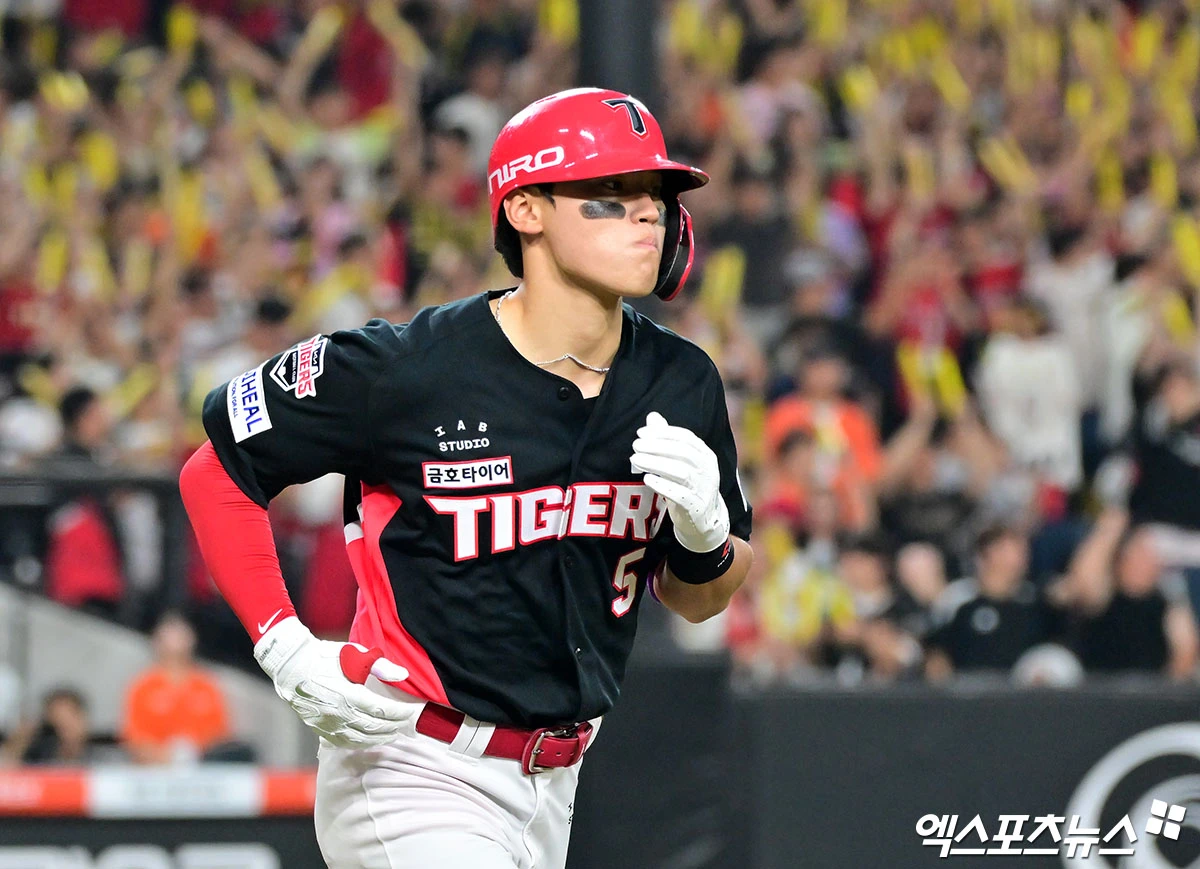 18일 오후 대전 한화생명 볼파크에서 열린 '2026 신한 SOL Bank KBO리그' KIA 타이거즈와 한화 이글스의 경기, 7회초 2사 KIA 김도영이 솔로 홈런을 날리고 있다. 대전, 김한준 기자