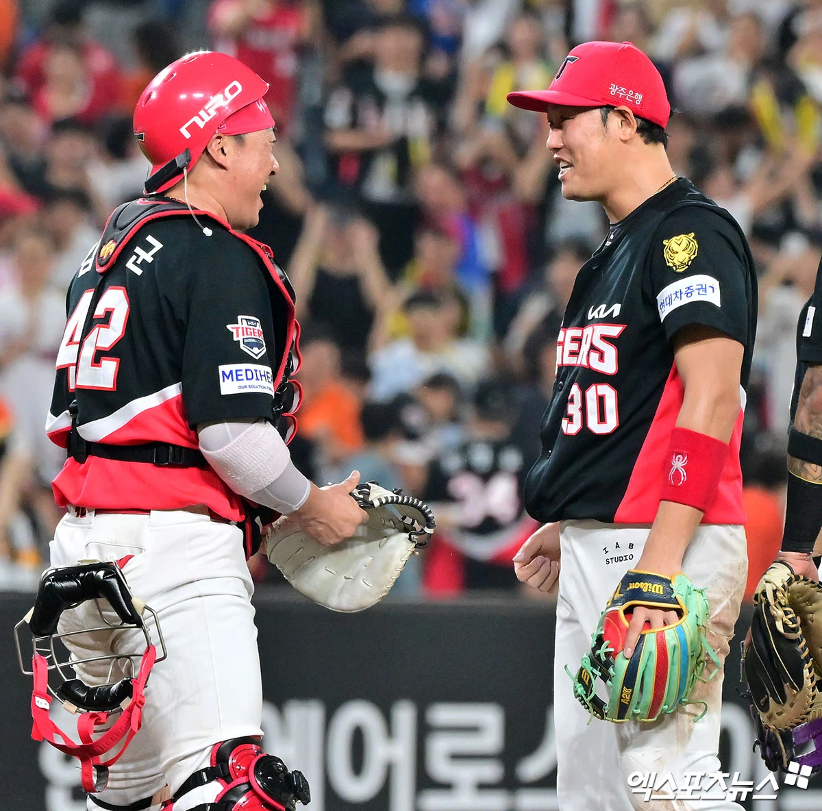 18일 오후 대전 한화생명 볼파크에서 열린 '2026 신한 SOL Bank KBO리그' KIA 타이거즈와 한화 이글스의 경기, KIA가 김도영의 솔로포에 힘입어 한화에 4:3 승리를 거뒀다. 이날 경기에서 승리한 KIA 선수들이 기뻐하고 있다. 대전, 김한준 기자