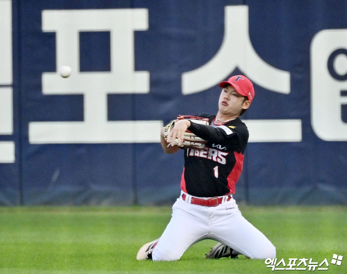 28일 오후 서울 송파구 잠실야구장에서 열린 '2026 신한 SOL Bank KBO리그' KIA 타이거즈와 두산 베어스의 경기, 7회말 1사 KIA 박정우가 두산 김민석이 타구를 잡고 있다. 엑스포츠뉴스 DB