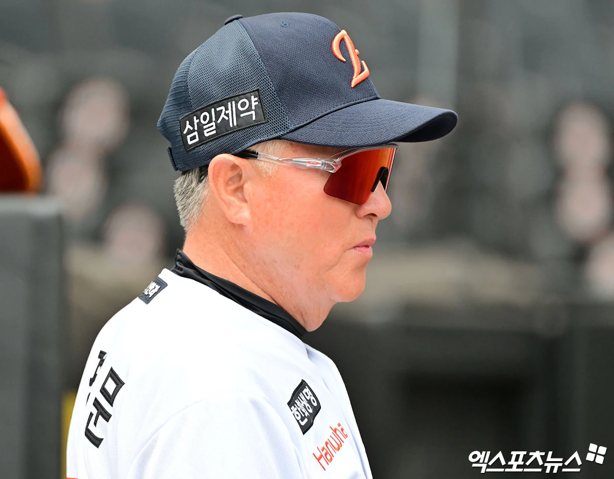 19일 오후 대전 한화생명 볼파크에서 열리는 '2026 신한 SOL Bank KBO리그' KIA 타이거즈와 한화 이글스의 경기, 한화 김경문 감독이 선수들의 훈련을 지켜보고 있다. 대전, 김한준 기자
